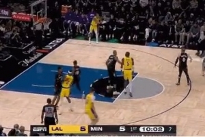 得把握住这种机会！八村塁连续出手三分 最终命中！