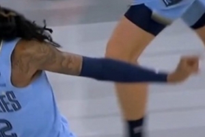 侮辱性极强！莫兰特背打强吃拉塞尔得分 随后比“你太小了”手势