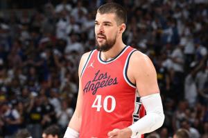 翻江倒海！祖巴茨自投自抢 连续拼下前场篮板补篮得手